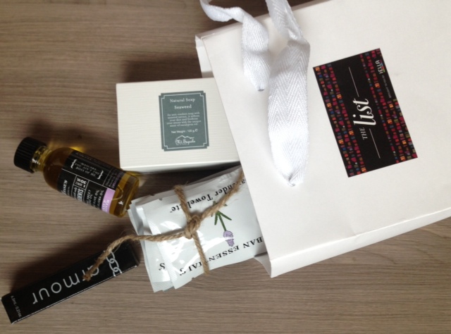 I-ELLA The List Gift Bag Review - Women's Clothing Subscription Boxes 