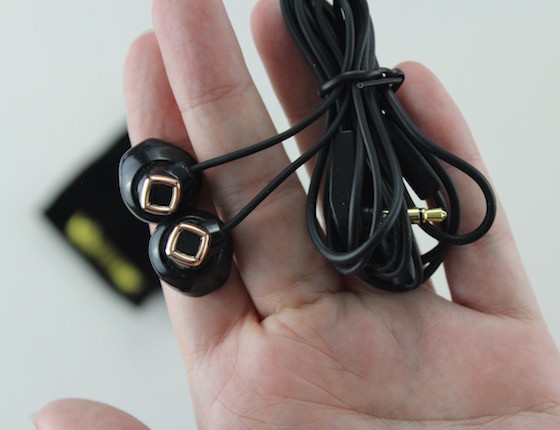 fabfitfun-welome-box-earbuds