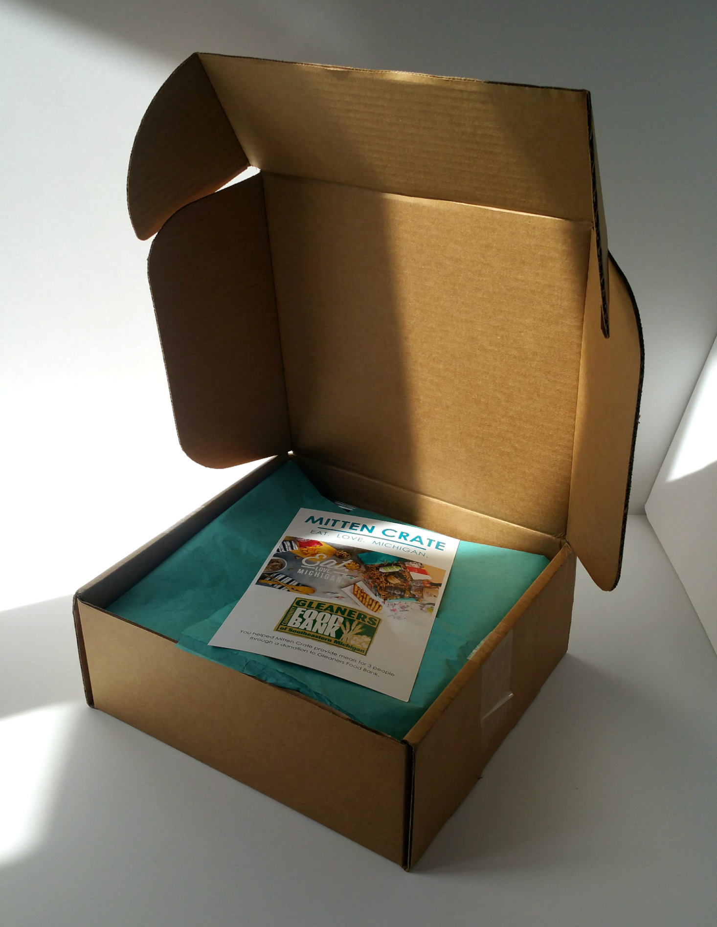 mitten-crate-september-2016-packaging