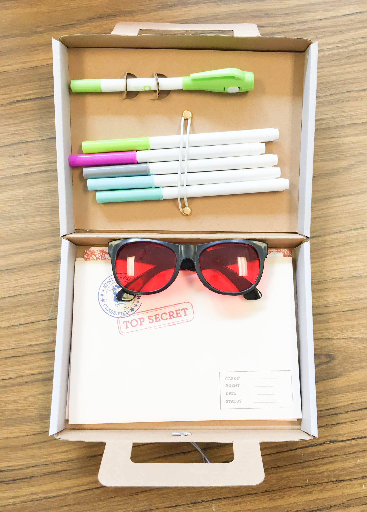 kiwi-crate-september-2016-briefcase-2