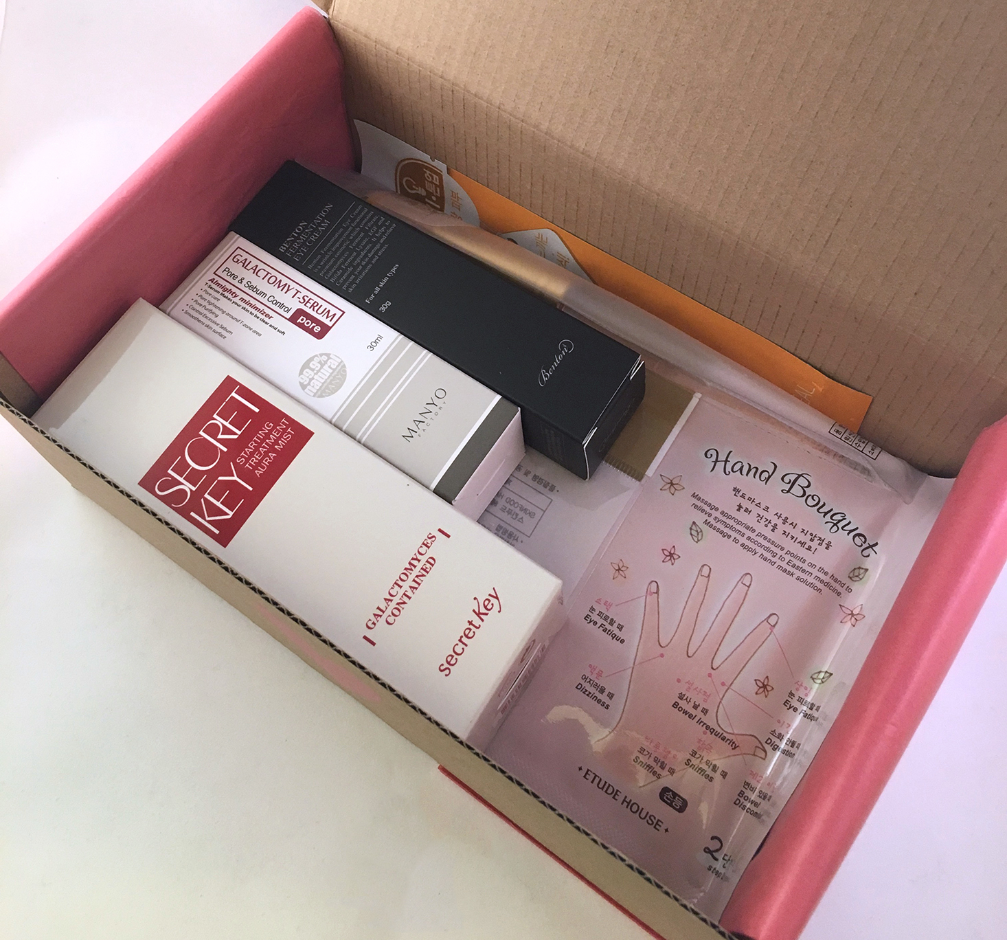 pinkseoul-plus-box-september-2016-inside-box