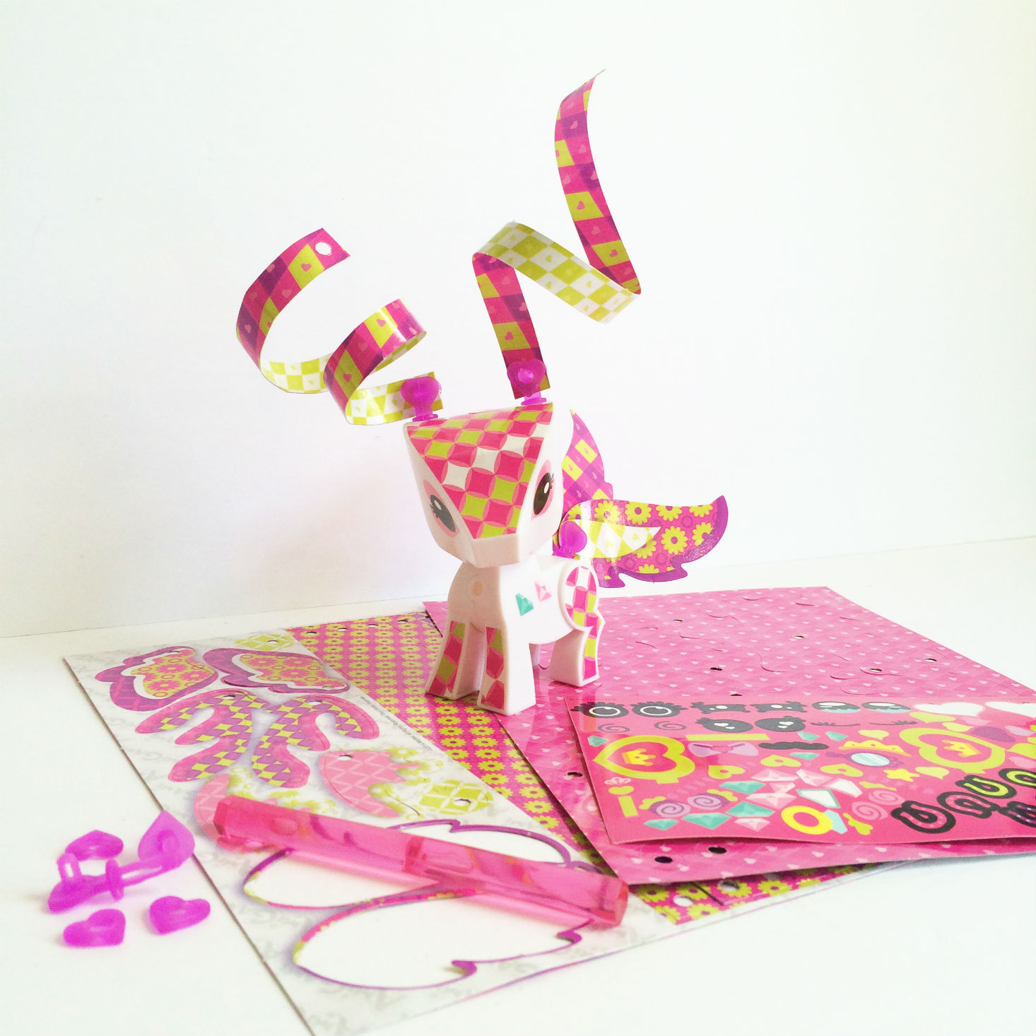 We're reviewing the emoji craft from the Darby Girl box from Darby Smart! 