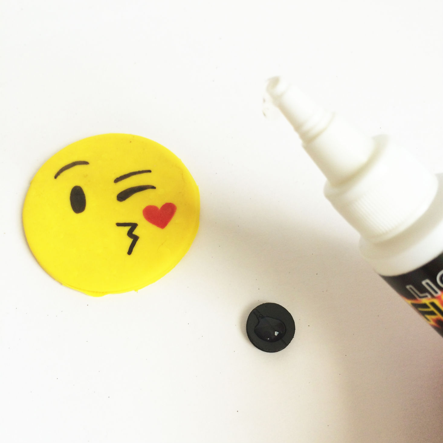 We're reviewing the emoji craft from the Darby Girl box from Darby Smart! 