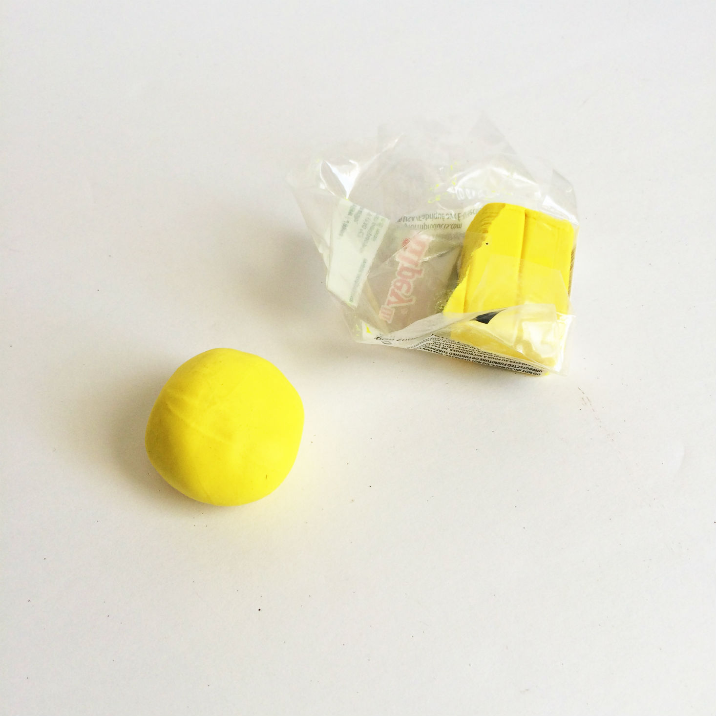 We're reviewing the emoji craft from the Darby Girl box from Darby Smart! 