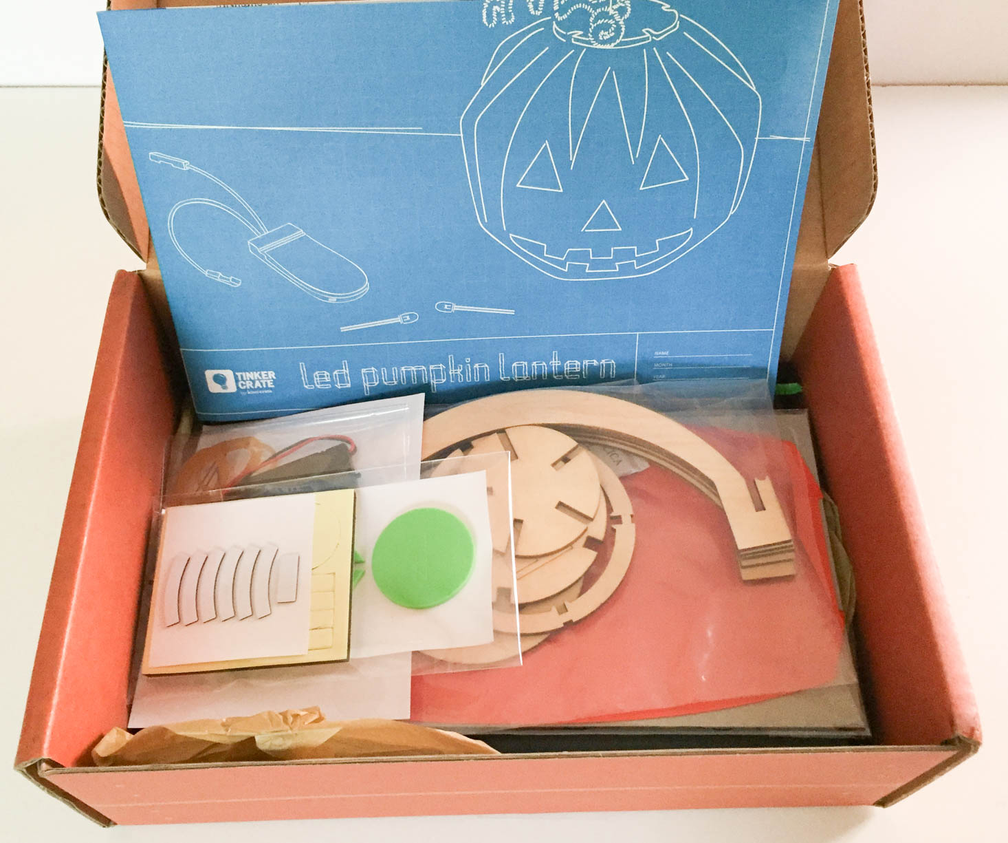 tinker-crate-pumpkin-lantern-october-2016-box-inside