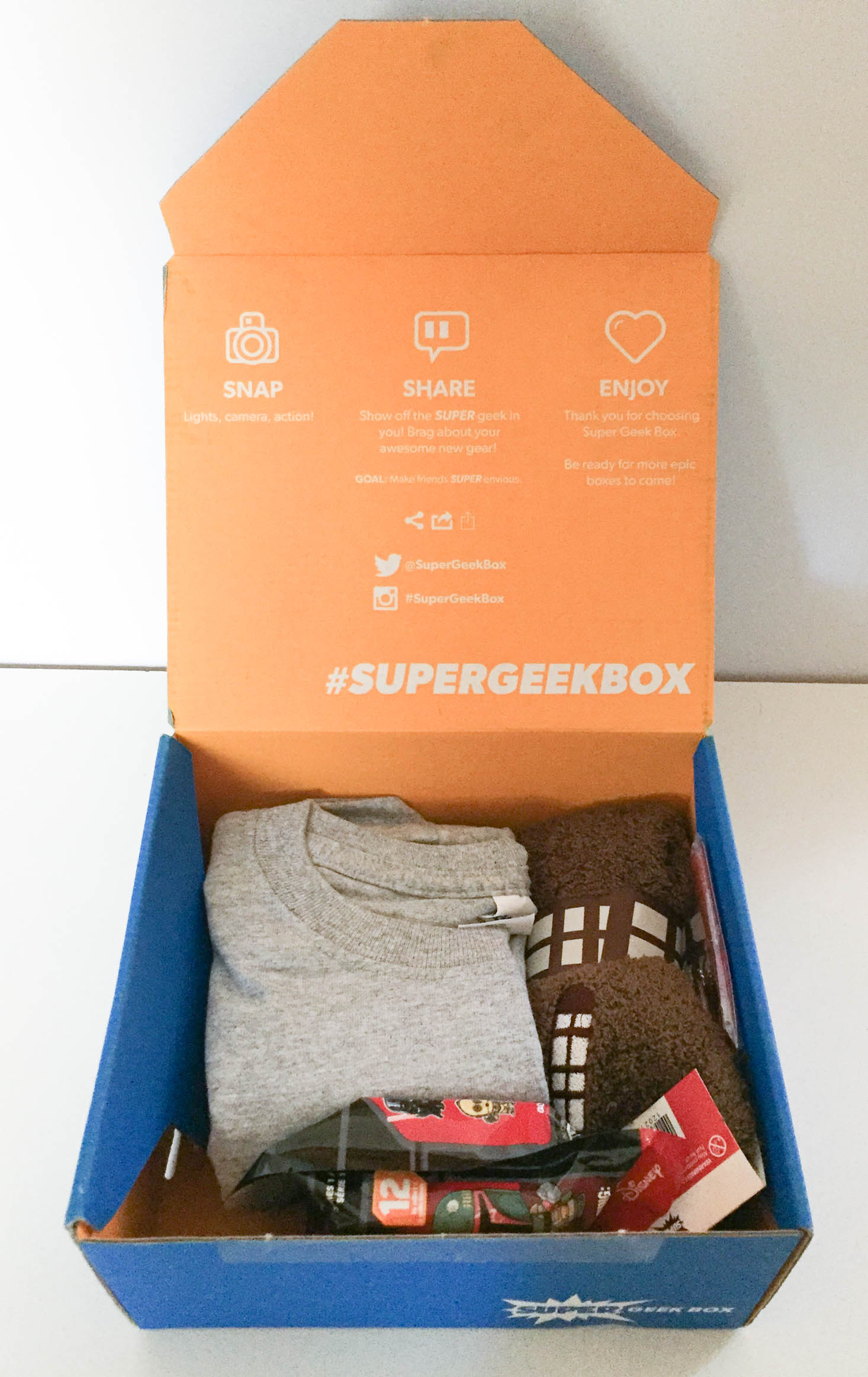 super-geek-box-december-2016-box-inside