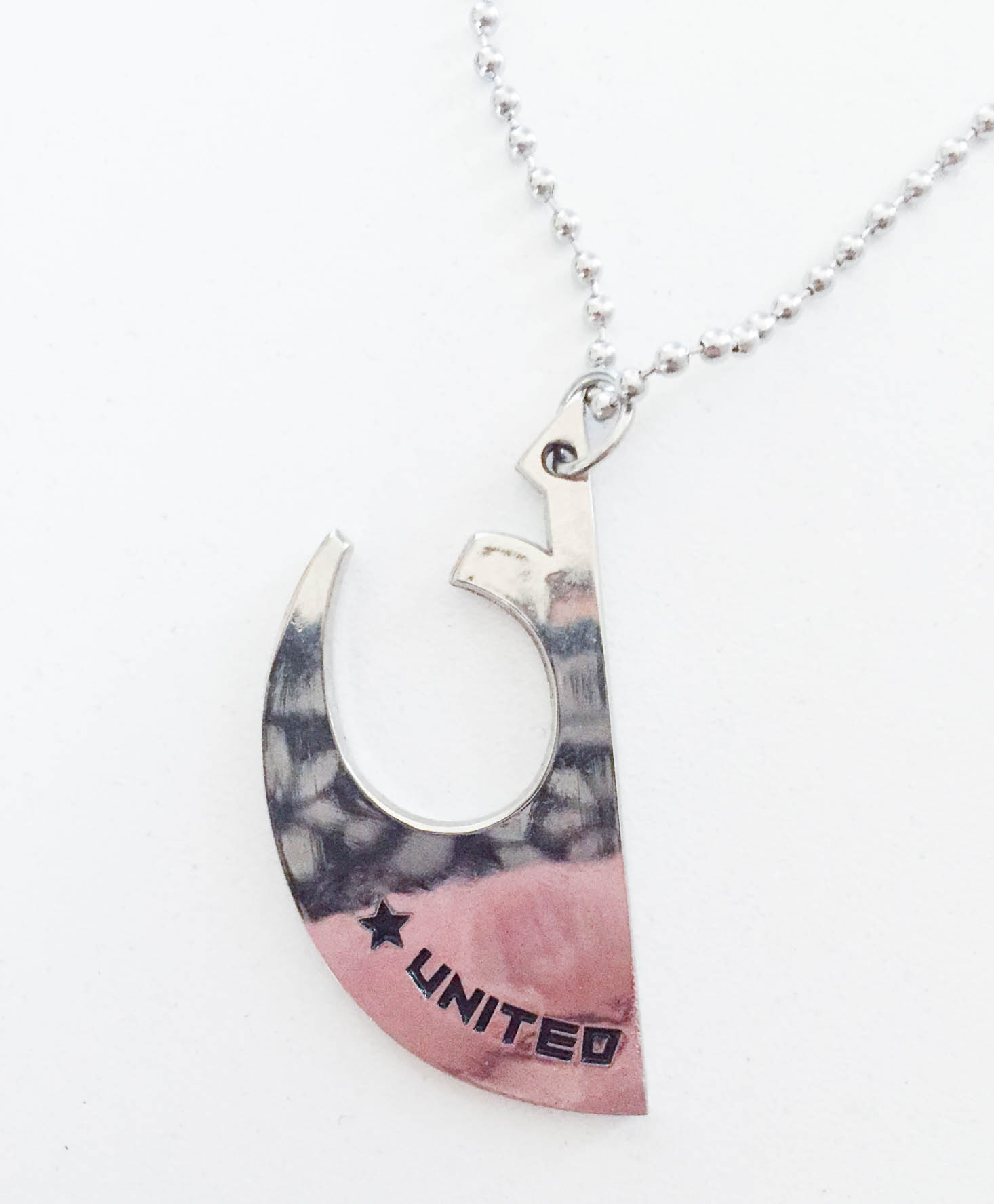 super-geek-box-december-2016-necklace-2