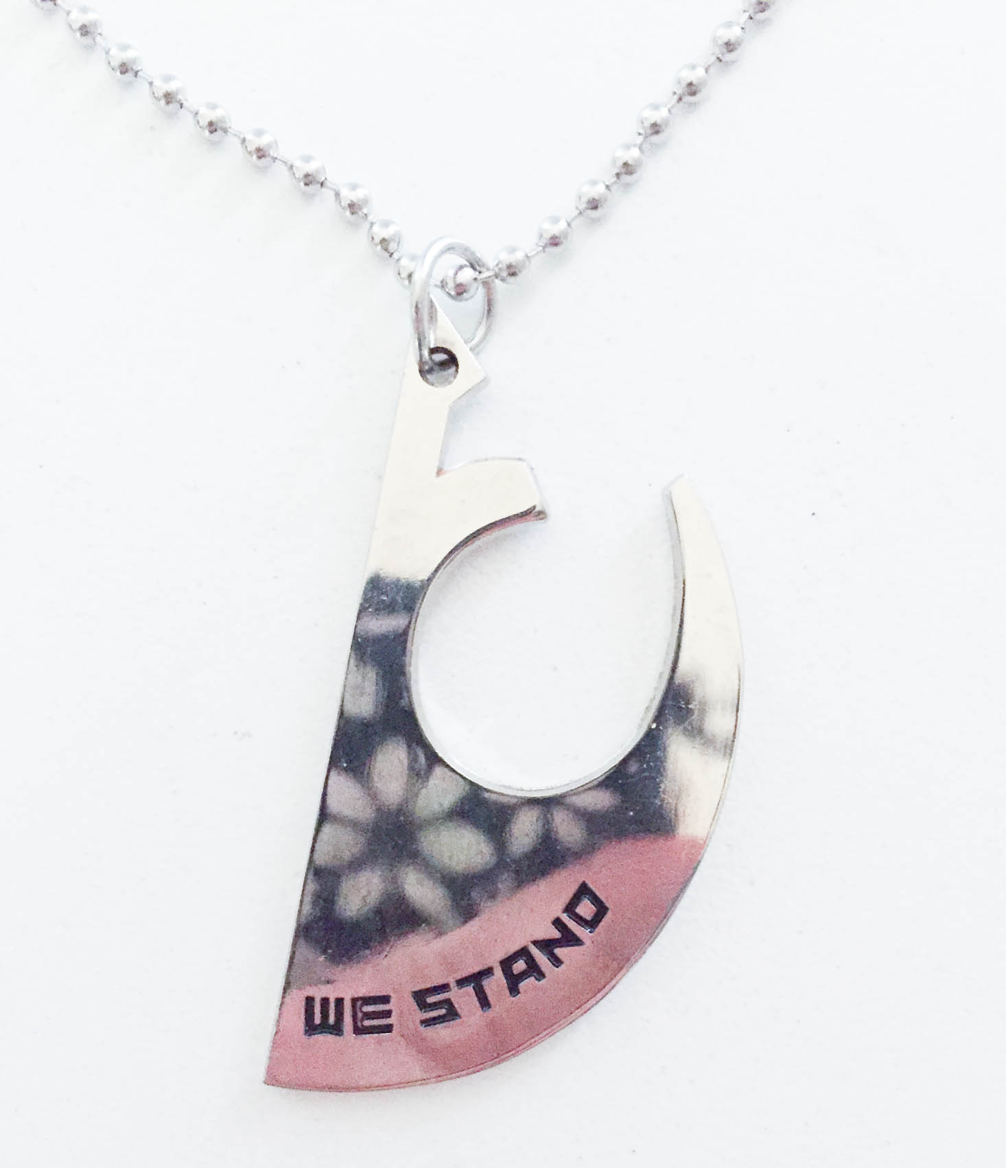 super-geek-box-december-2016-necklace-3