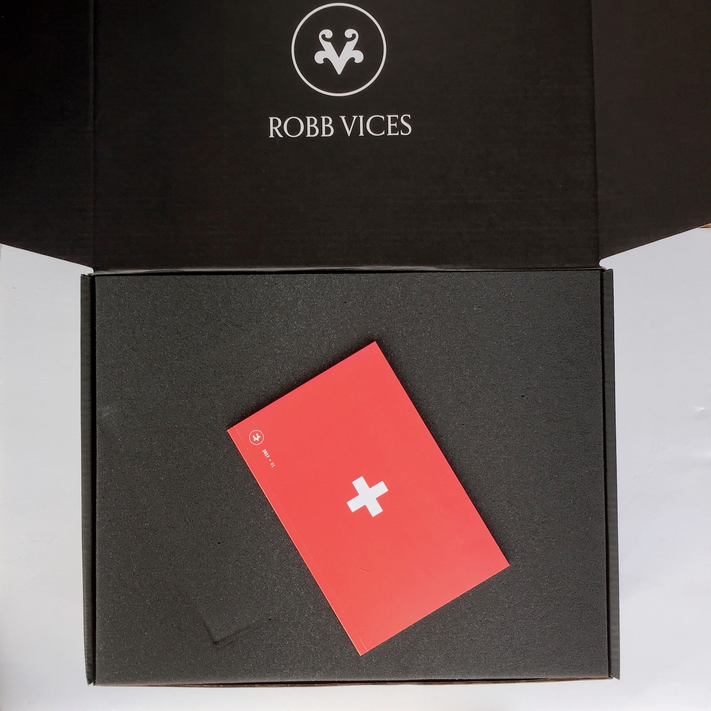 Robb-vices-january-2017-box-open