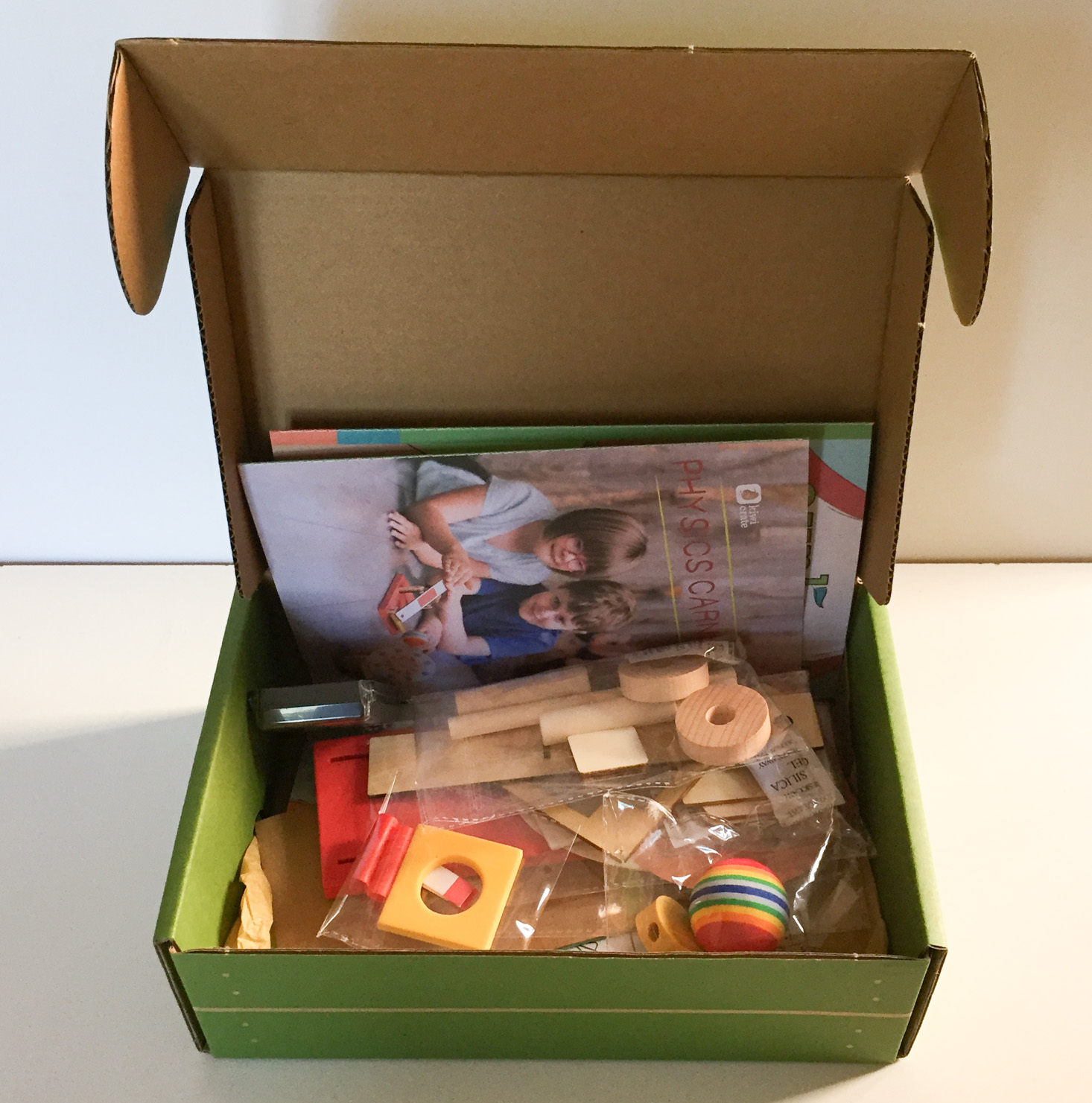 kiwi-crate-january-2017-box-inside