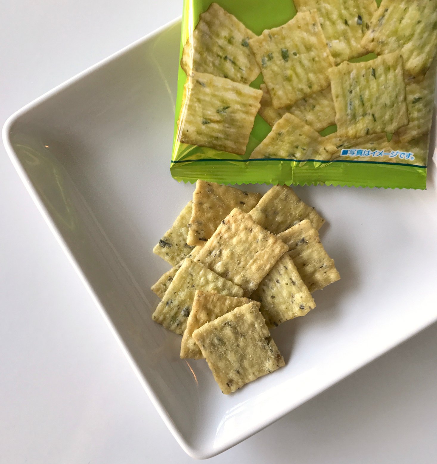 Snakku-March-2017-Edamame-Senbei-Closeup