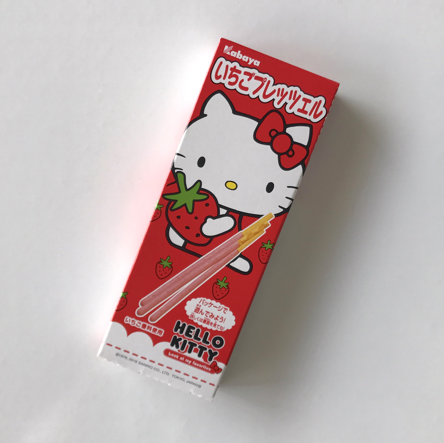 WOWBOX-Kawaii-&-Beauty-March-2017-Hello-Kitty-Pocky-Packaging
