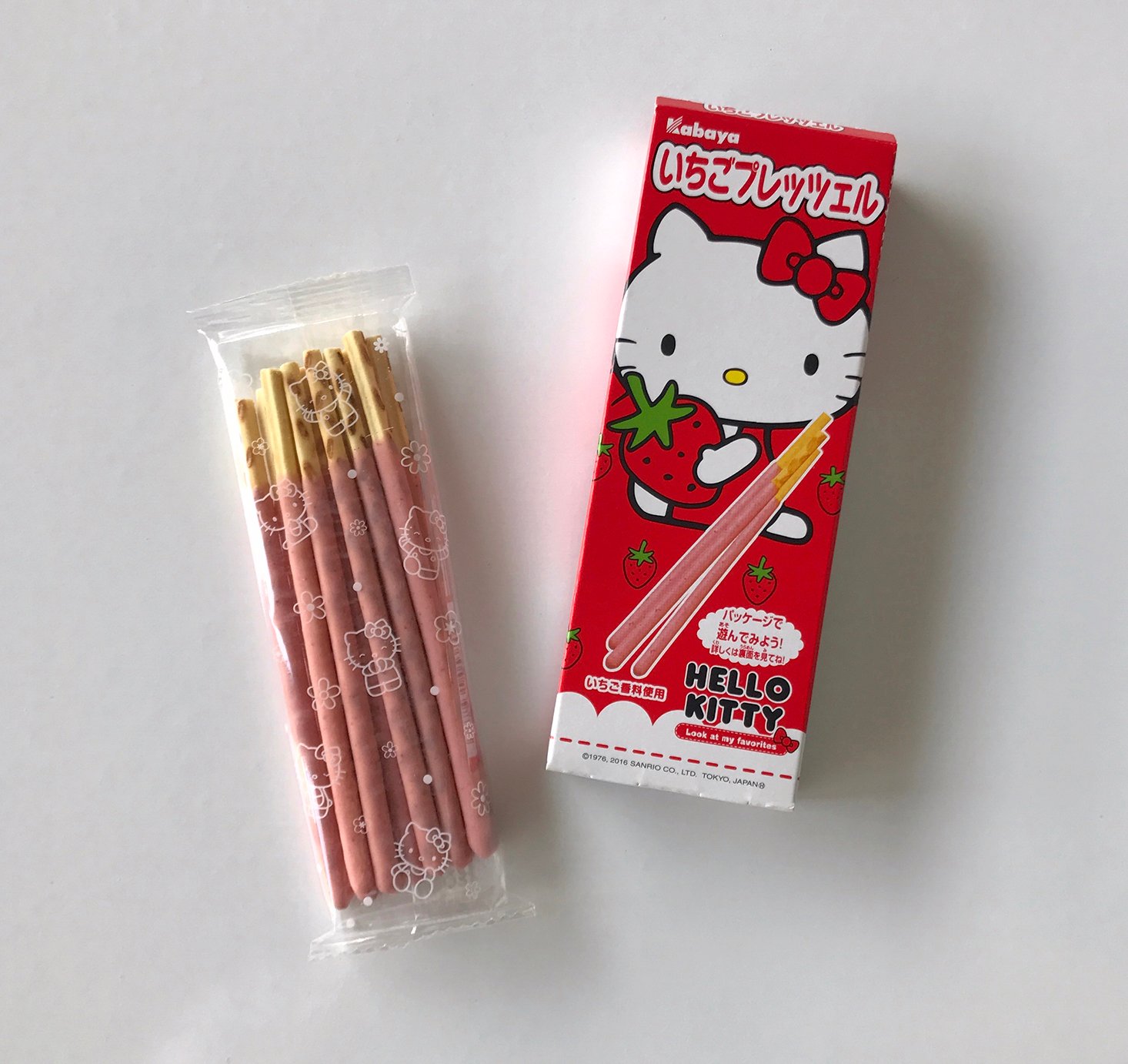 WOWBOX-Kawaii-&-Beauty-March-2017-Hello-Kitty-Pocky