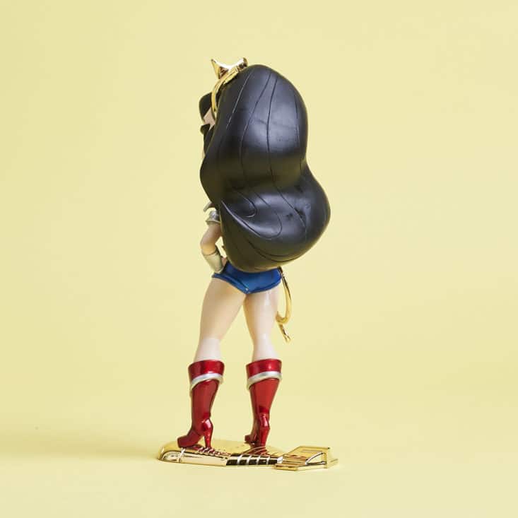 Lootcrate DX - May 2017 - Guardians - Wonder Woman DC Bombshells Figure back