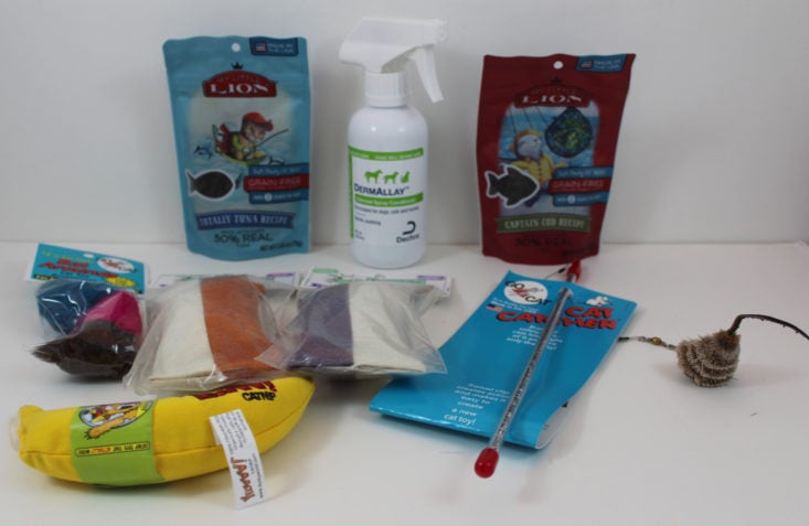 Check out the cat supplies in the latest VetPet subscription box for cats!