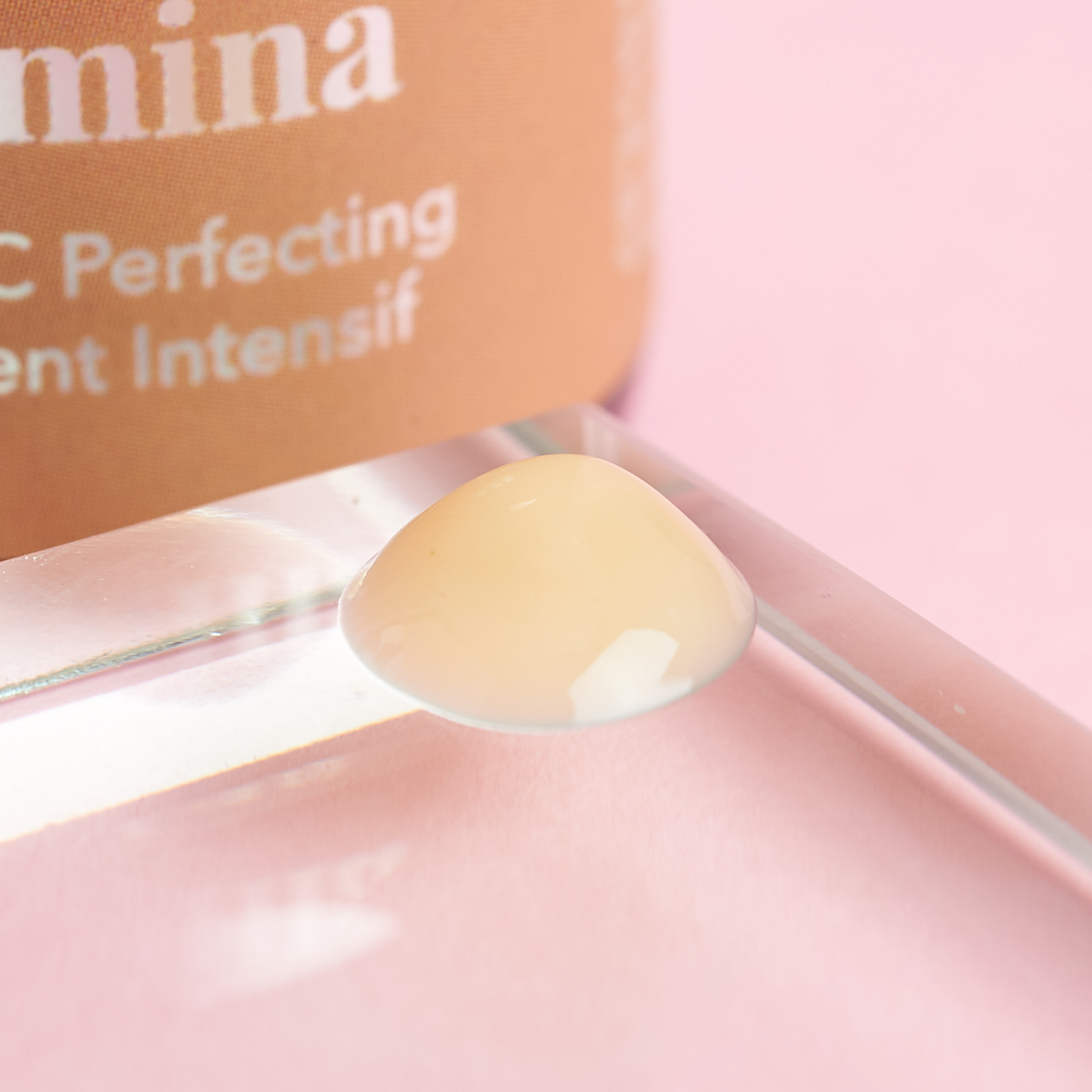 drop of Moss Skincare Illumina Vitamin C Perfecting Treatment Intensif on glass to show consistency