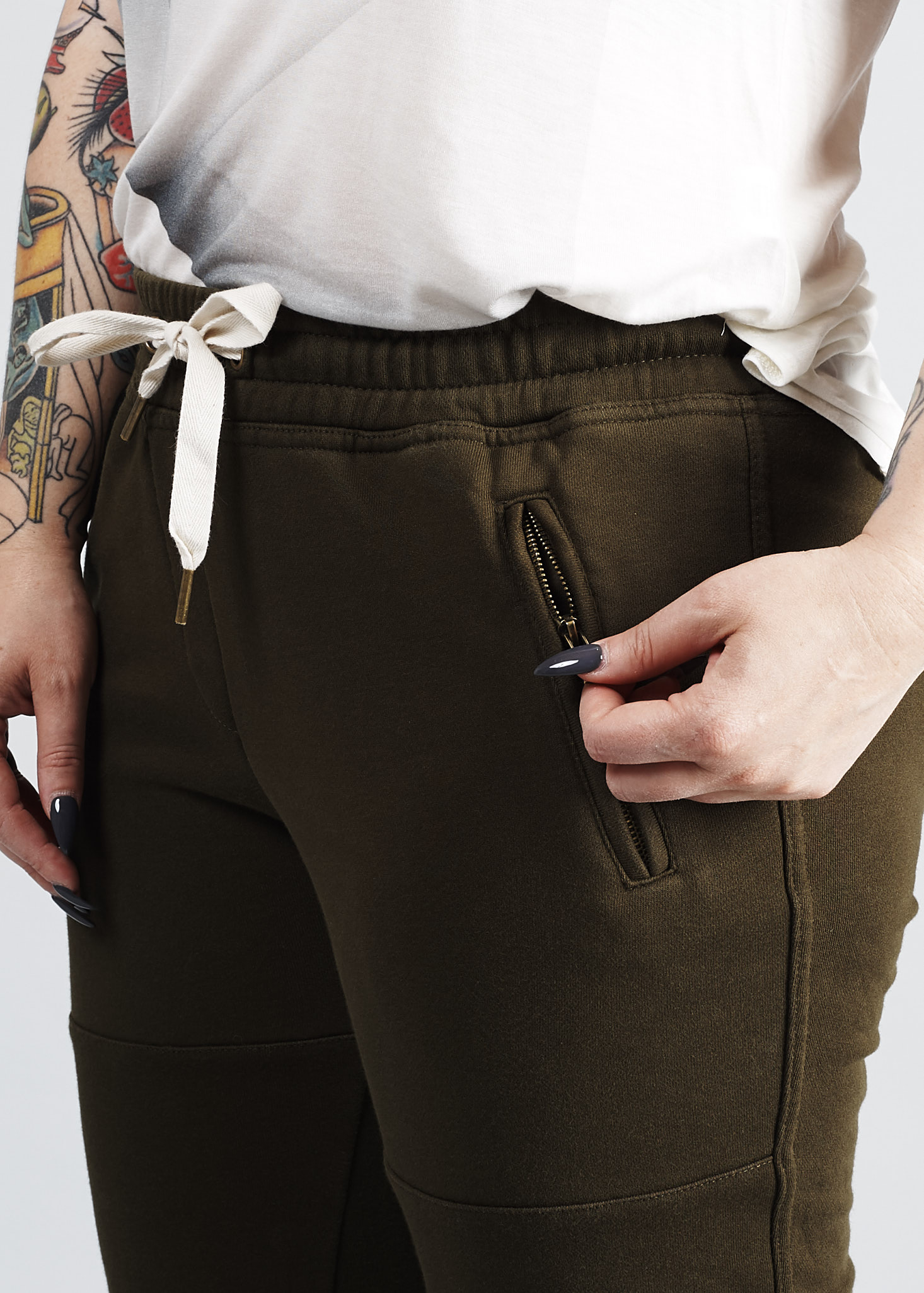 detail of zipper pocket of Summer & Sage Jogger pants on Marne