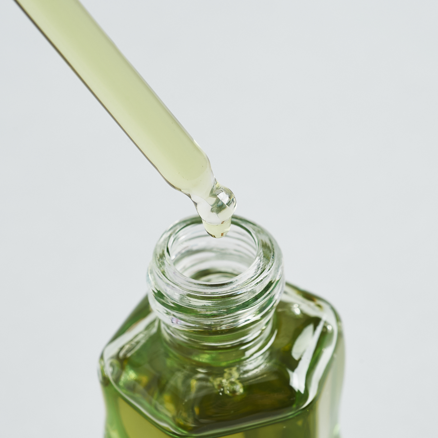 close up of Commleaf Surely Green 100 Face Oil dropper