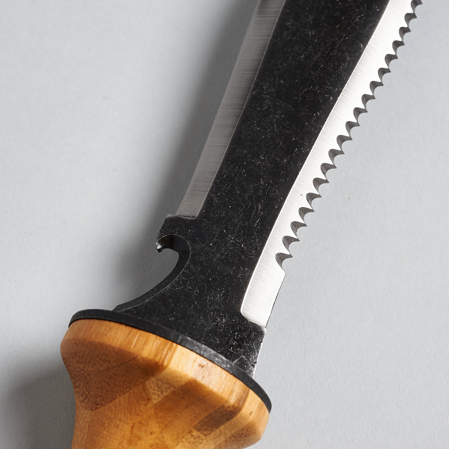 close up of serrated edge and twine cutter