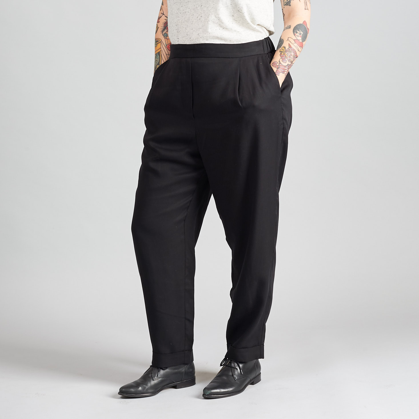 Marne wearing The Grant Pull-On Tapered Pant in Black, front