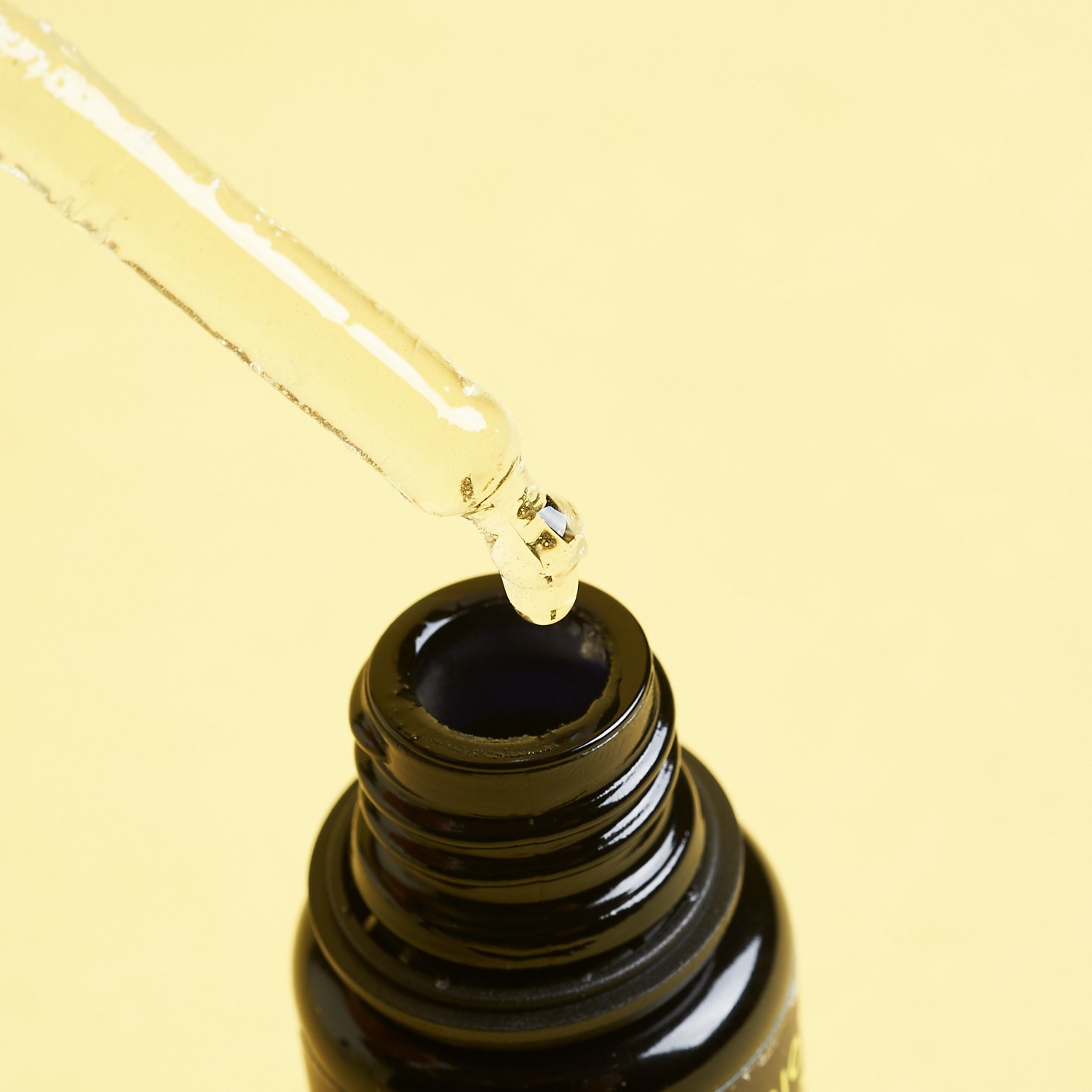 close up of dropper for Étymologie Probiotic Vitamin C Serum