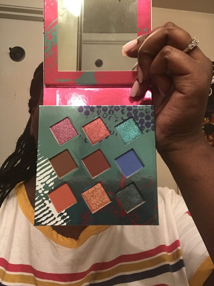 Boxycharm Tutorial March 2020 - Holding up Eyeshadow Palette