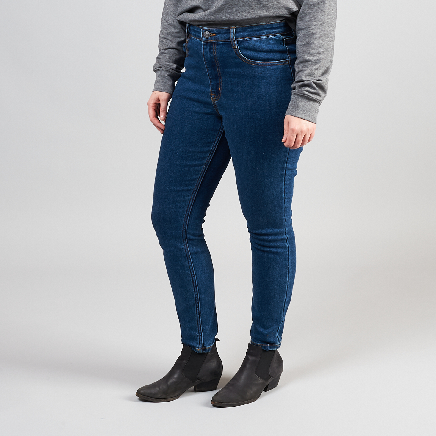 The Transit Debbie Skinny Jean in Indigo on Marne