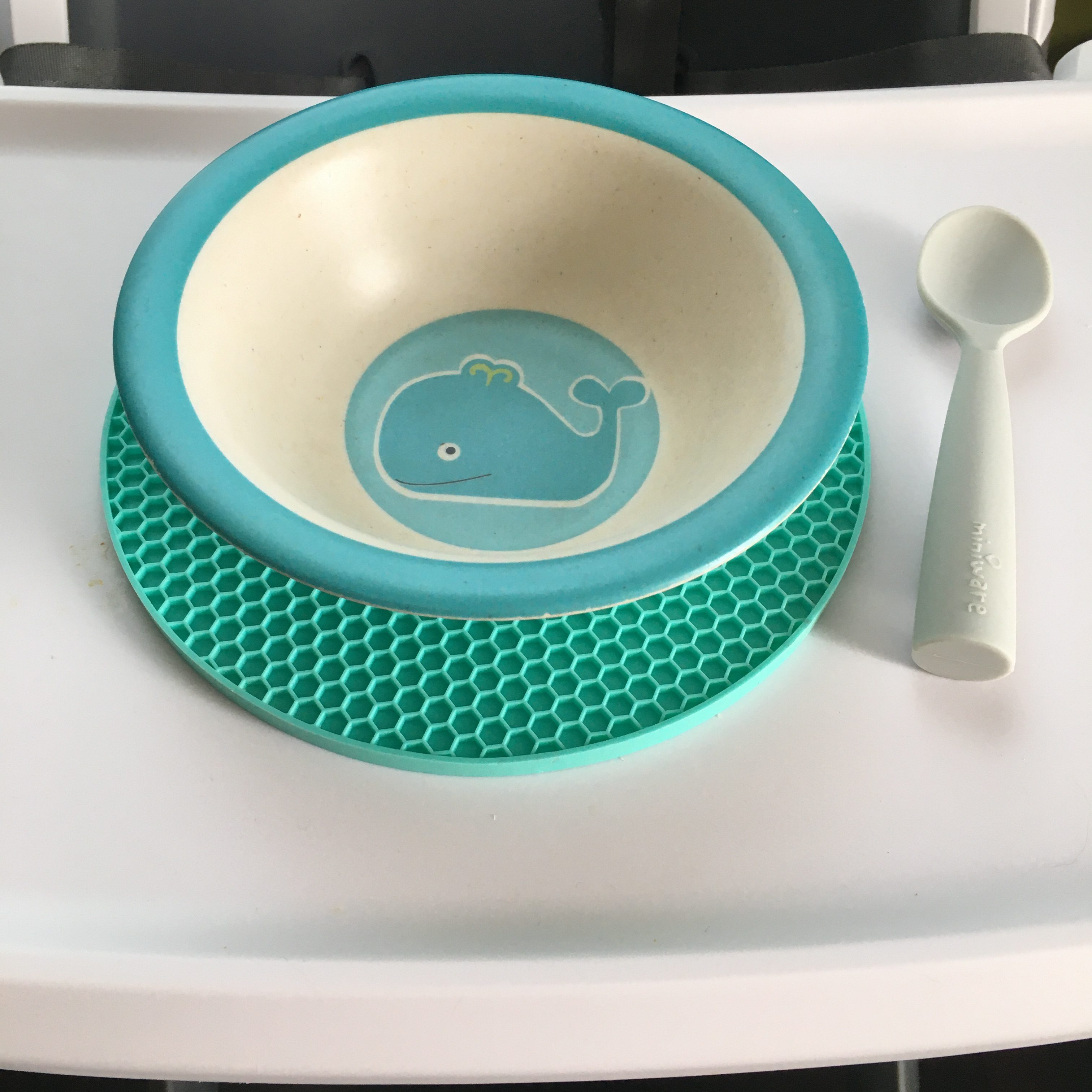 Yumble free placemat on high chair tray with bowl and spoon.