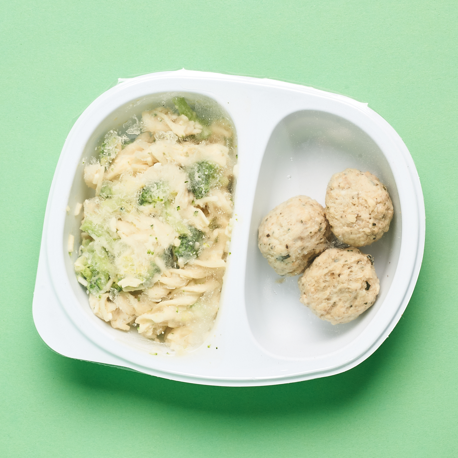 Yumble Subscription chicken meatballs and gluten-free mac with broccoli