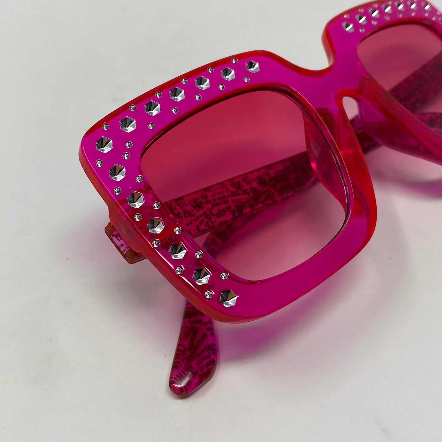 L.O.L. SURPRISE Bundle: SURPRISE POPPER & Hot Pink Sunglasses w Bow