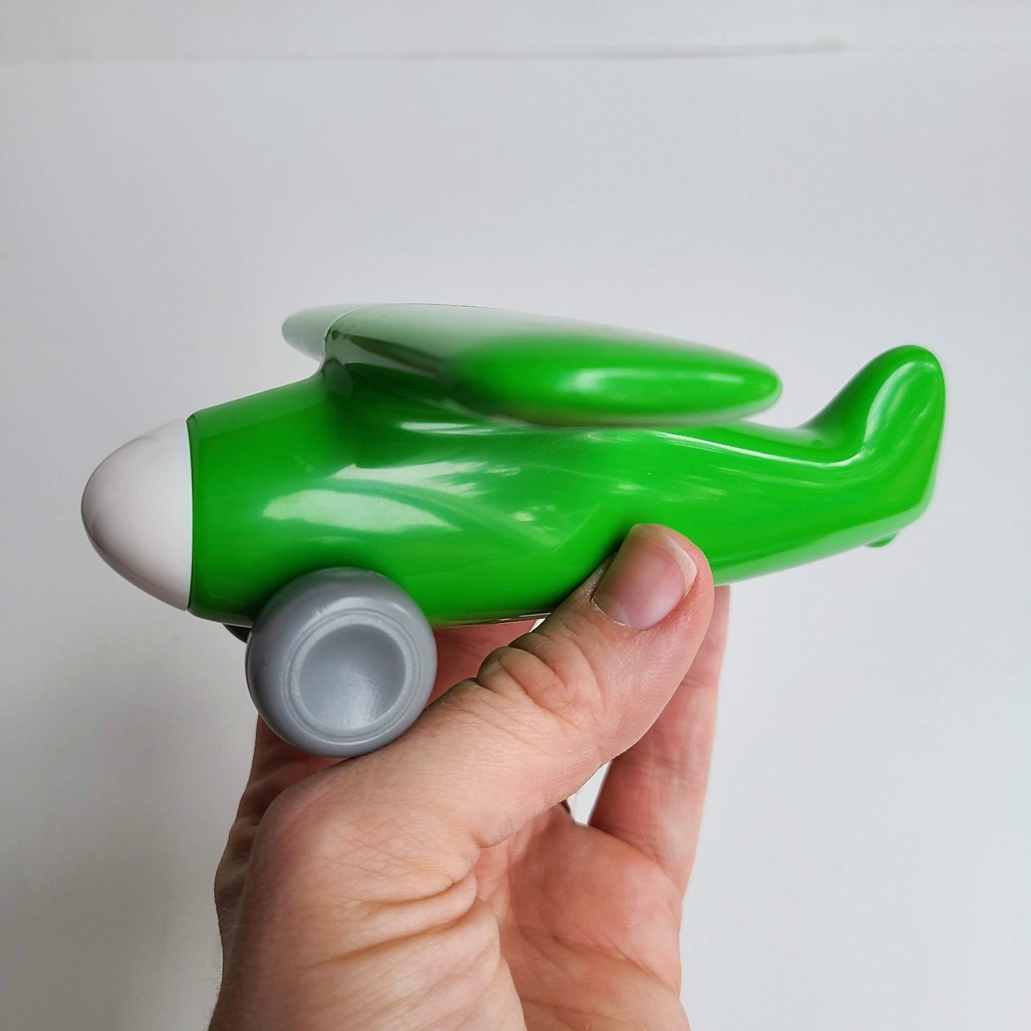 Ecocentric Moms Box August 2020 green airplane size