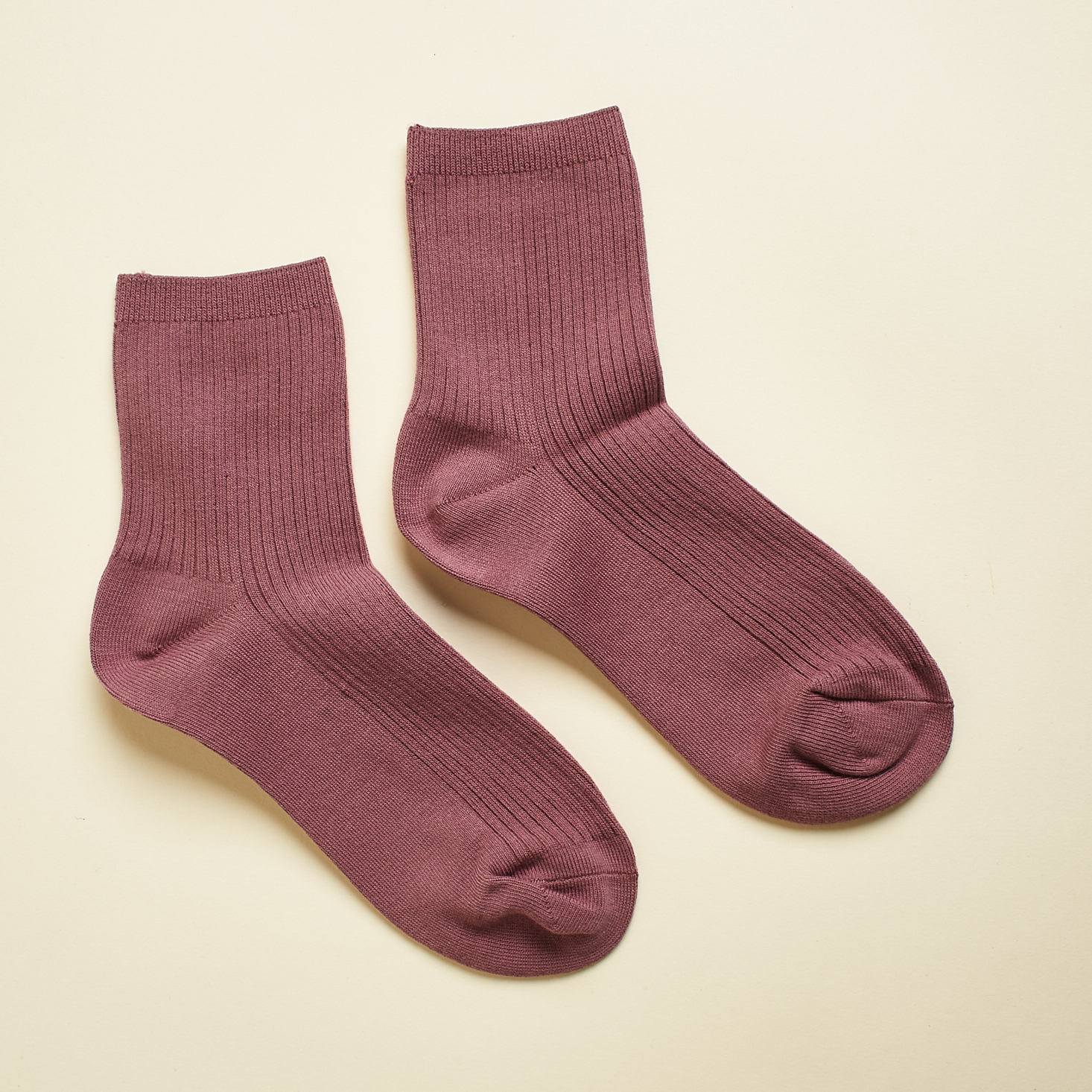 frank and oak ribbed socks in berry