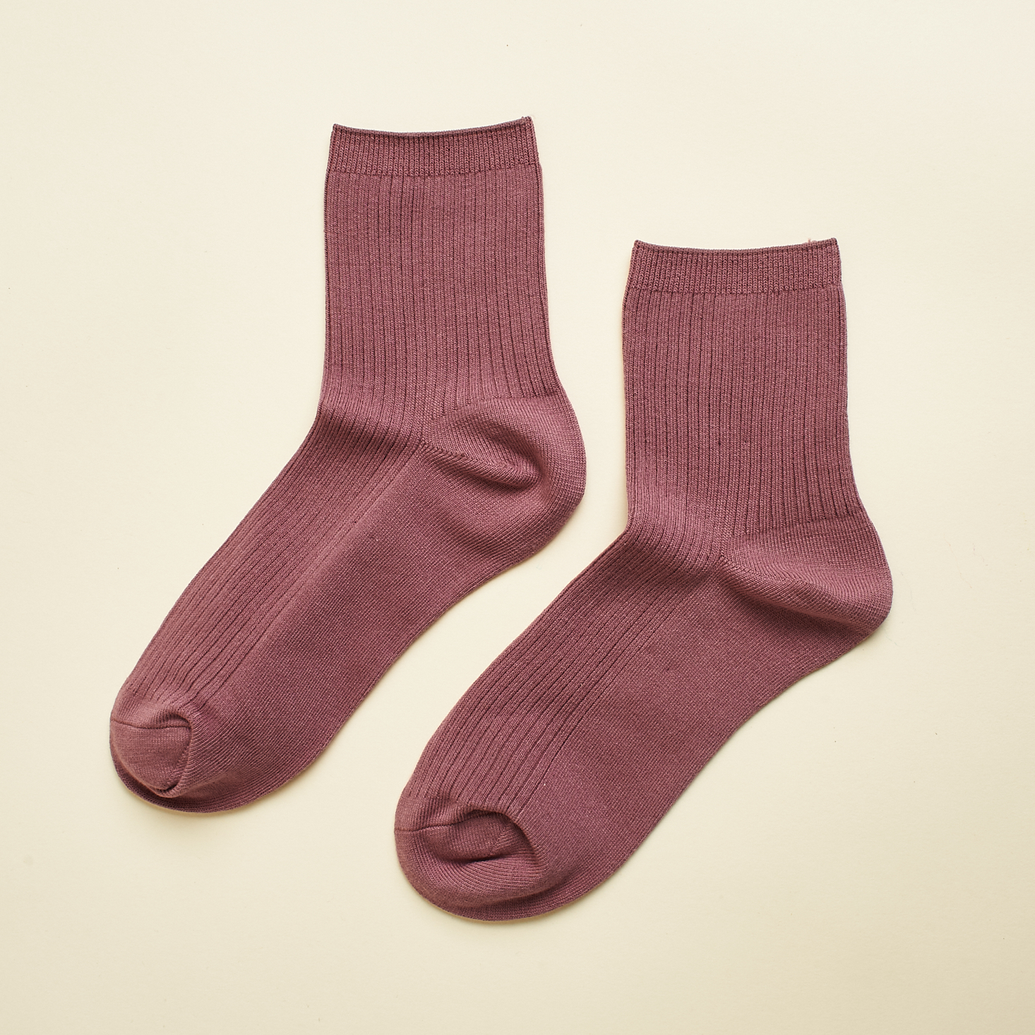 frank and oak ribbed socks in berry