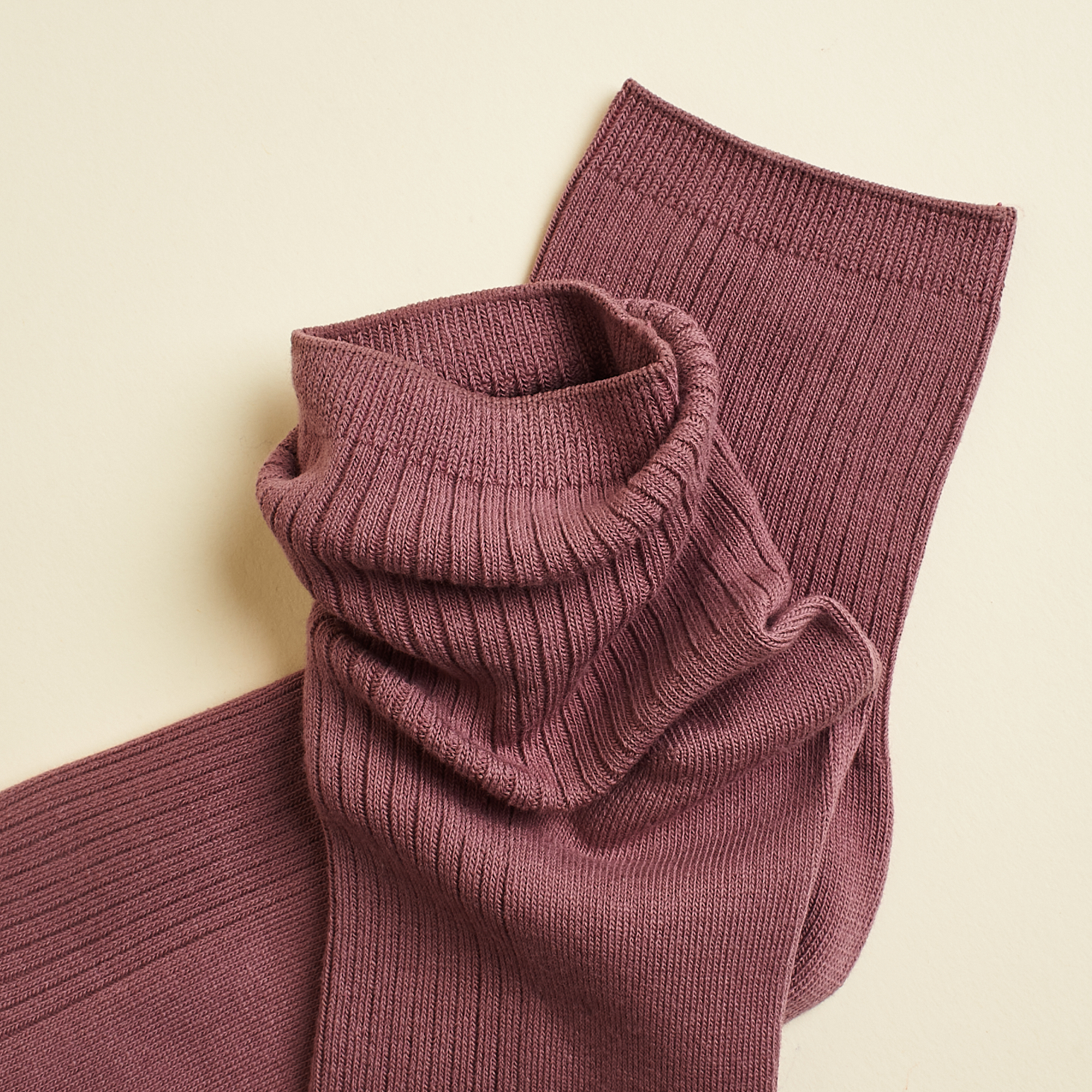 frank and oak ribbed socks in berry