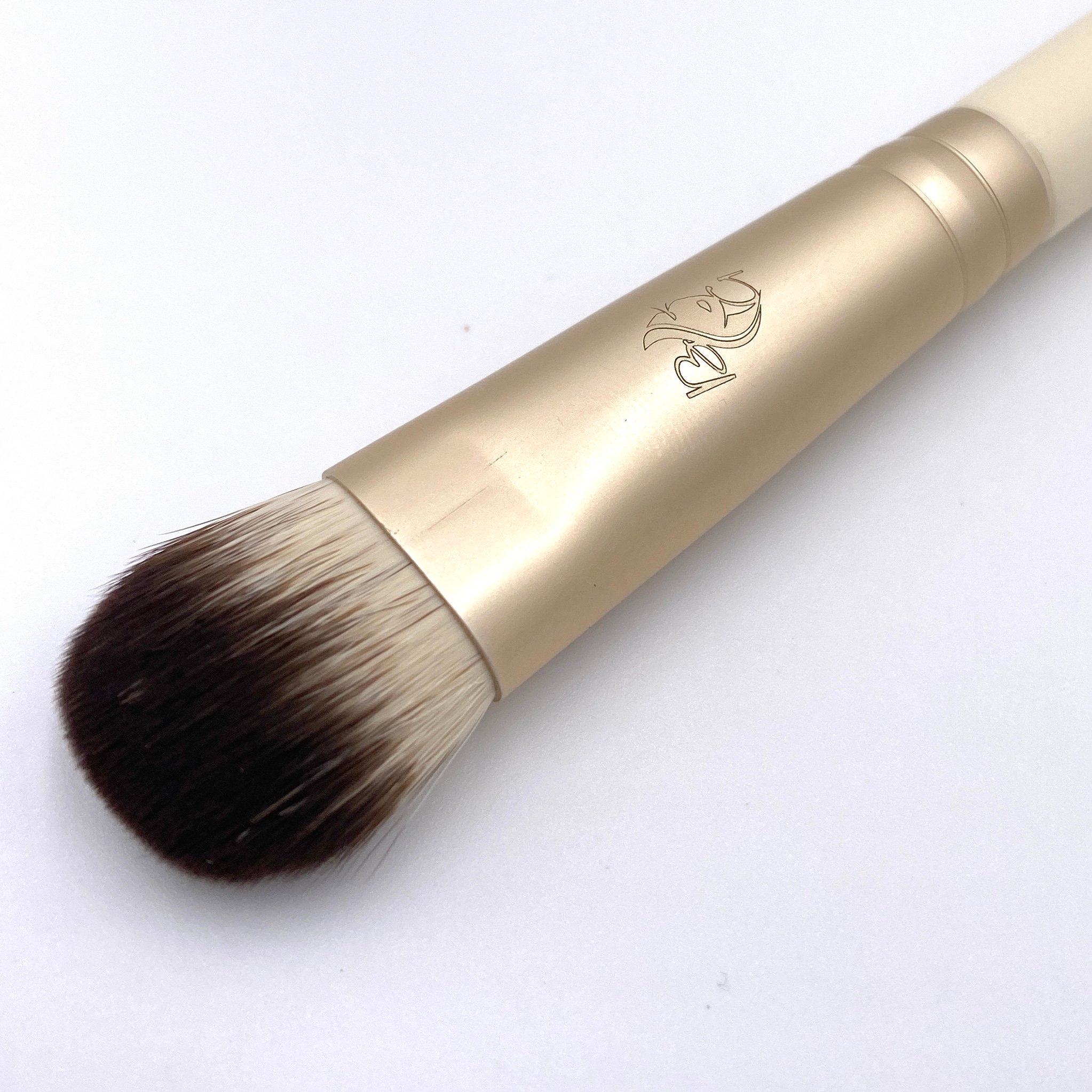 Large Shader Brush from Beau Gâchis, with an emphasis on the bristles.