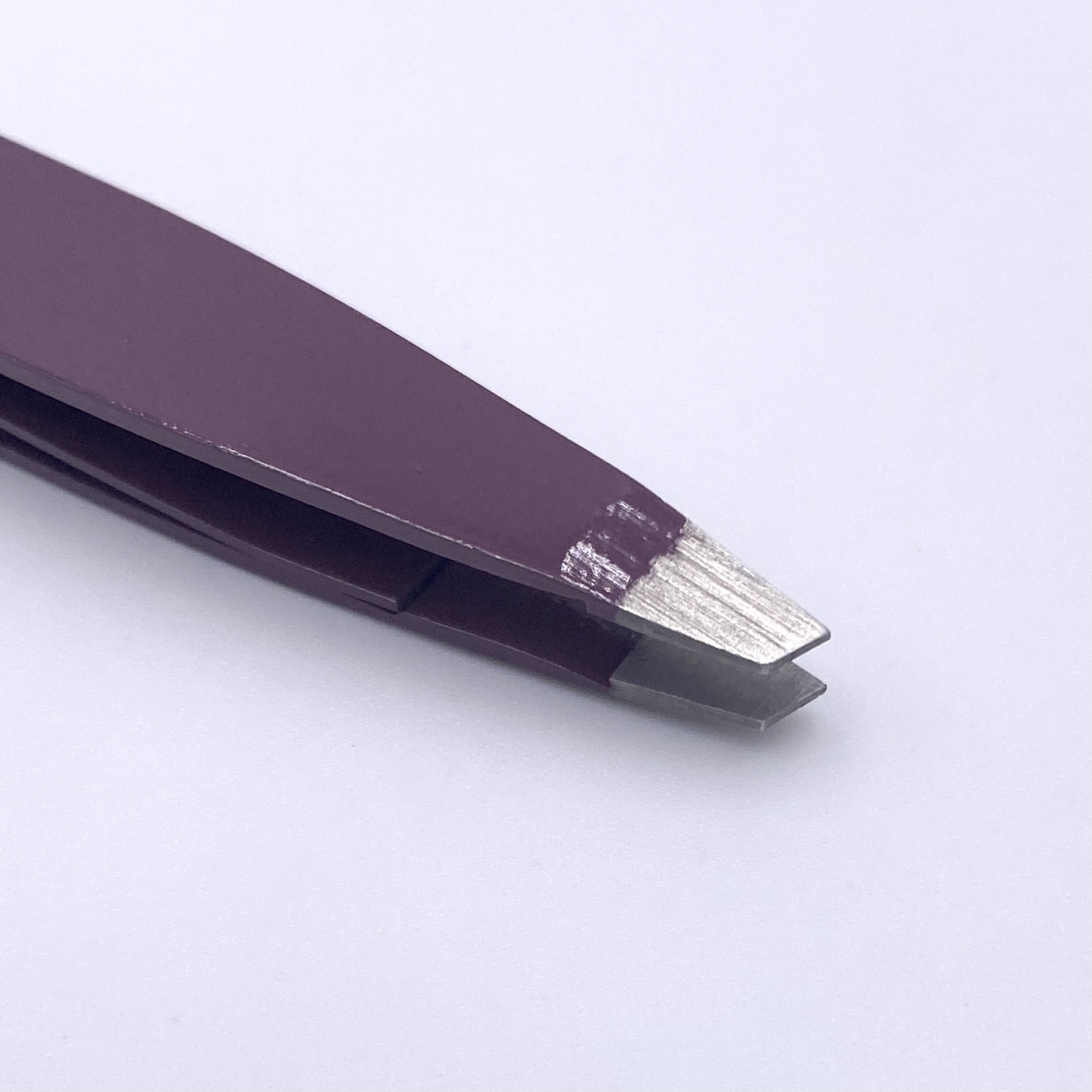 Close-up of F.A.R.A.H. Z-Tweeze Dual Ended Tweezer for Ipsy Glam Bag June 2021