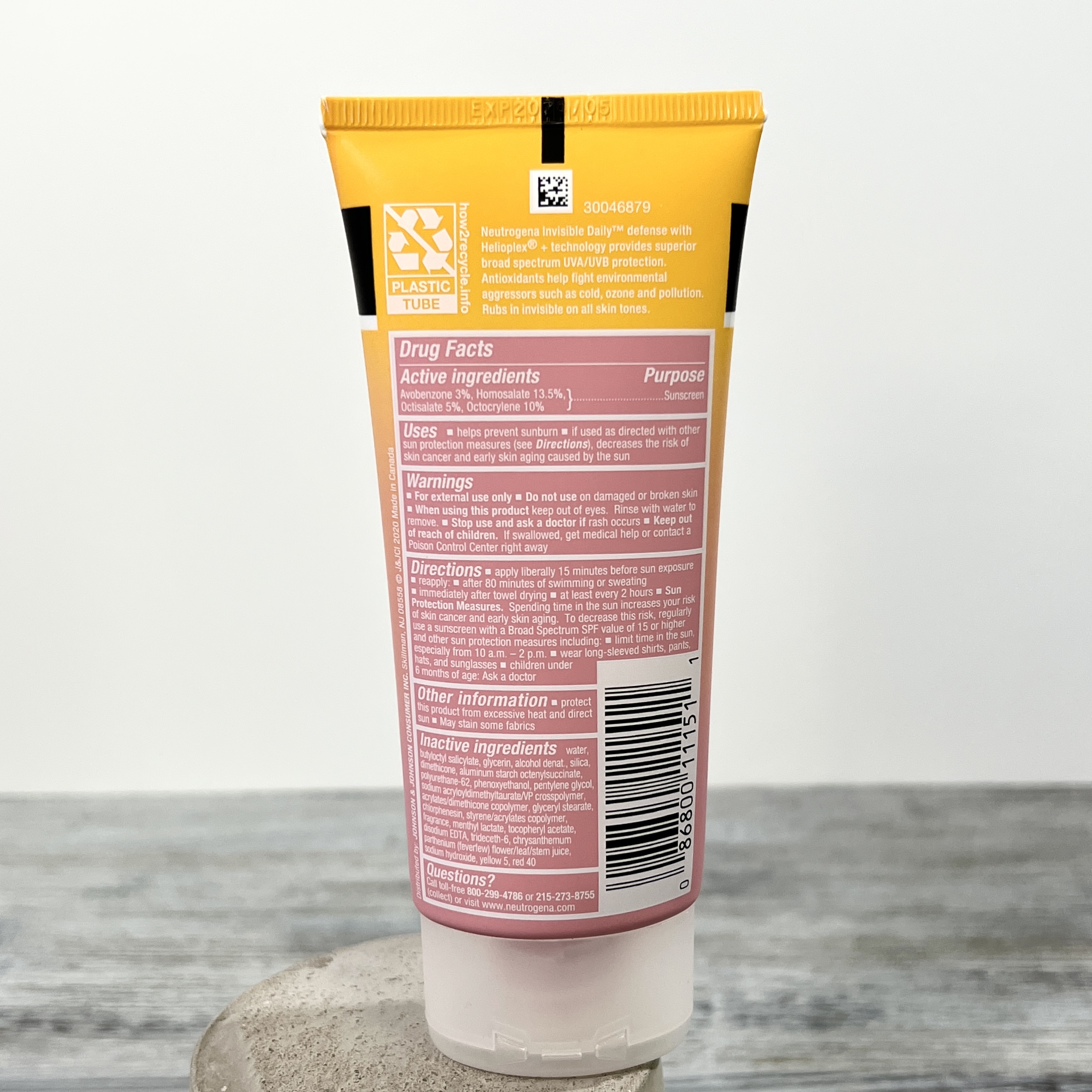 Back of Neutrogena Sunscreen for Cocotique January 2022