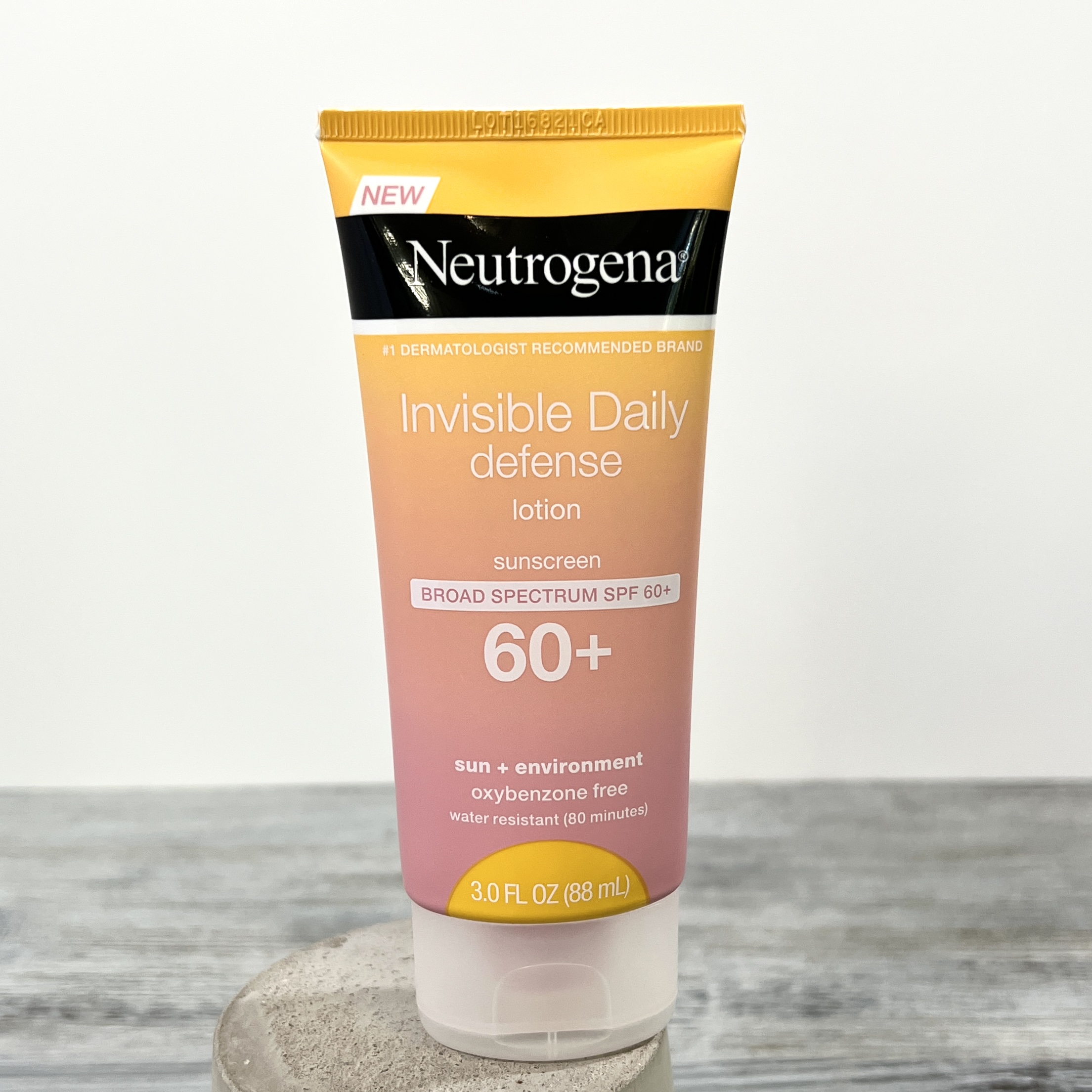 Front of Neutrogena Sunscreen for Cocotique January 2022