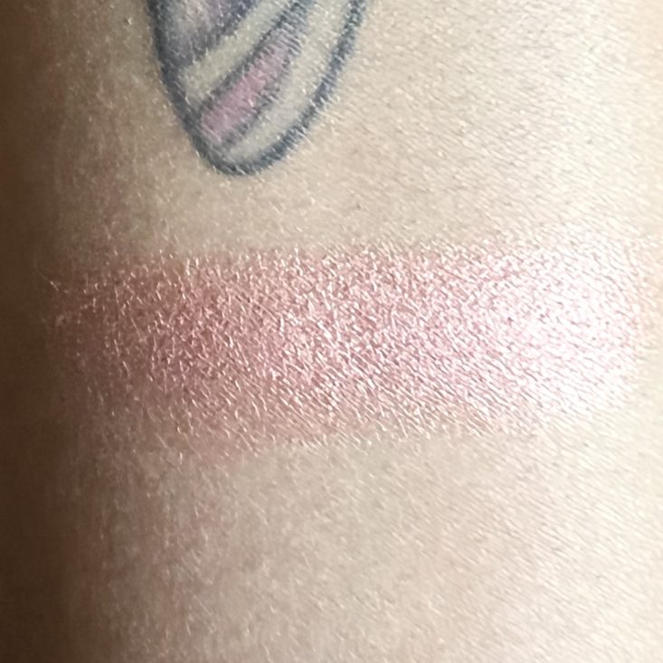 Swatch of Sophia and Mabelle Highlighter for IPSY June 2022