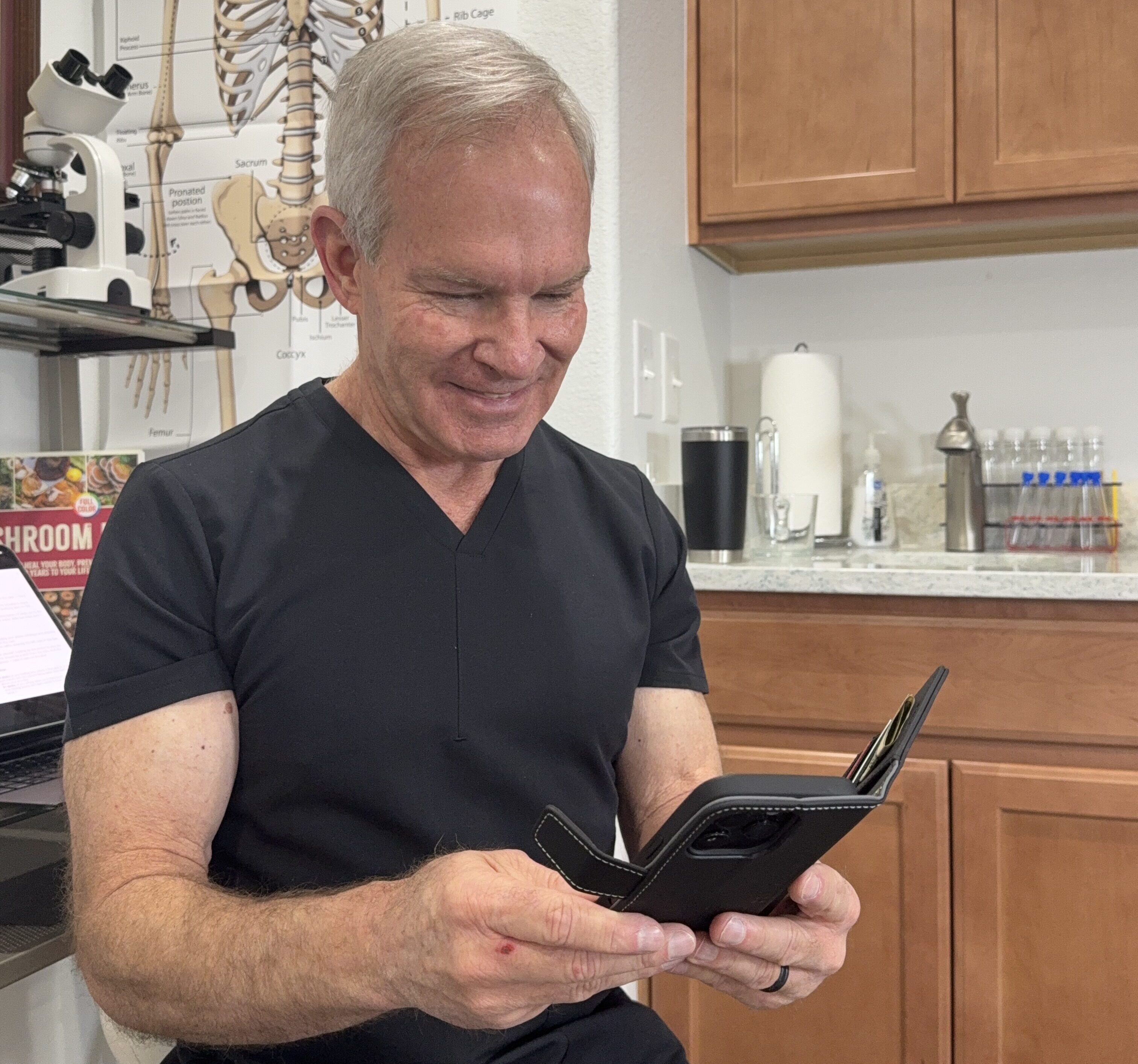 The 99% Radiation-Blocking Phone Case I Actually Use As A Doctor 